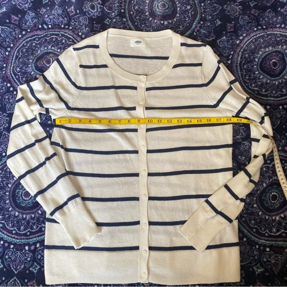 💥3/$15 Old Navy Light-weight, striped cardigan. - Picture 2 of 4